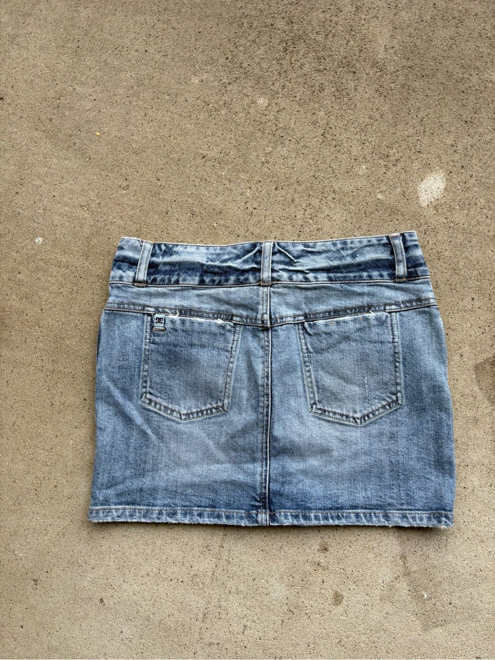 Vintage DC Shoe Co Y2K Low Rise Denim Mini Skirt Acid Wash Womens 27 30x14 - Picture 2 of 4